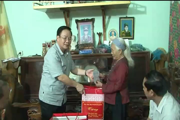 Đồng chí Lò Văsn Mừng, Chủ tịch Ủy ban MTTQ tỉnh, Trưởng Ban vận động và Quản lý Quỹ 