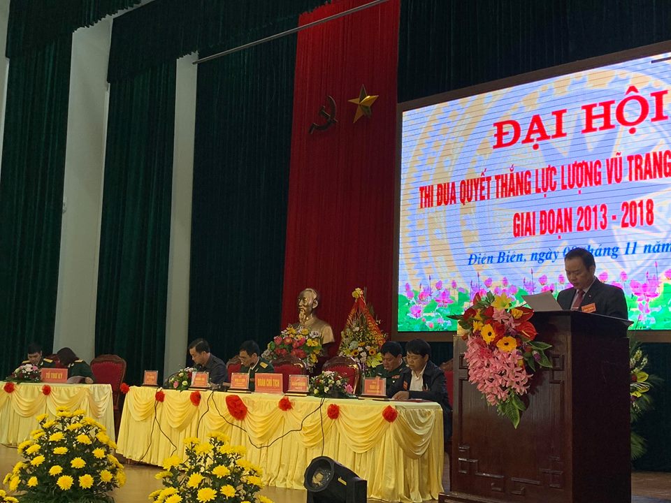 Đồng chí Mùa A Sơn, Phó bí thư Tỉnh ủy, Chủ tịch UBND tỉnh trao Bằng khen cho các tập thể cá nhân điển hình tiên tiến trong học tập và làm theo Bác (Ảnh Khánh Toàn