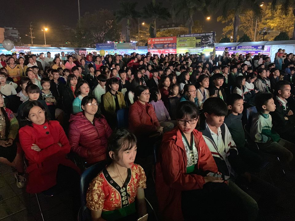 Chương trình thu hút đông đảo du khách và người dân địa phương đến xem