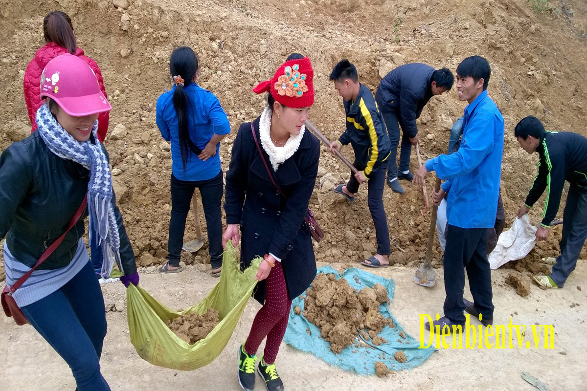 Đoàn viên thanh niên huyện Điện Biên Đông phát huy vai trò xung kích, tình nguyện, nạo vét đường giao thông nông thôn tại xã Keo Lôm.