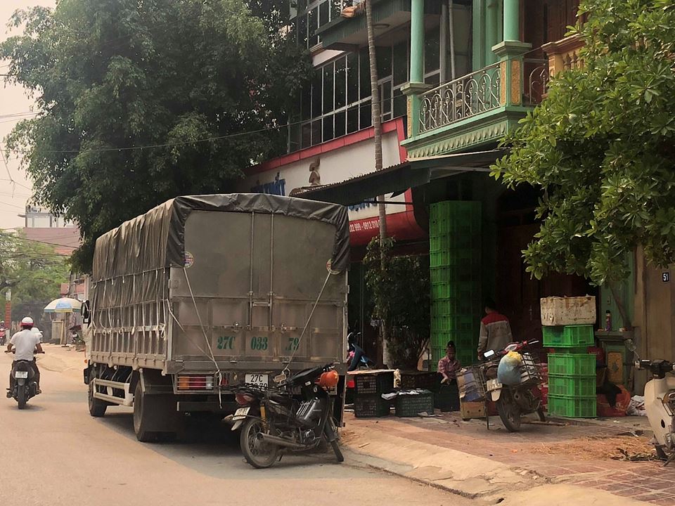 Điều đáng nói hiện nay mặc dù lực lượng chức năng đã nhiều lần ra quân chấn chỉnh tình trạng xe tải ngang nhiên đỗ xe, bốc dỡ hàng hóa lấn chiếm lòng, lề đường nhưng đâu rồi lại vào đấy. Phải chăng ? chưa có chế tài xử phạt nghiêm khắc với tình trạng này.