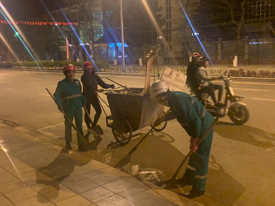 Sau màn giao thừa Tp. Điện Biên Phủ lại tràn ngập trong rác.