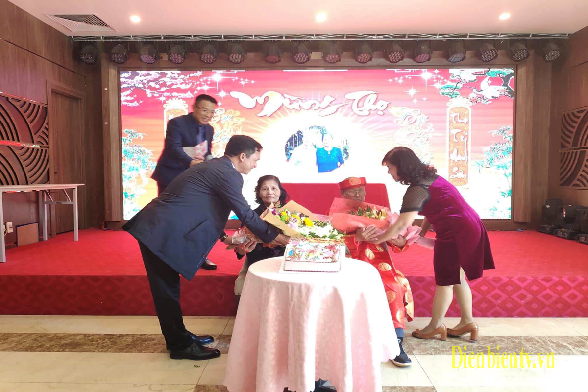 Thông thường, những nghi thức trong lễ mừng thọ phụ thuộc vào phong tục của từng nơi, từng địa phương mà có cách tổ chức khác nhau.