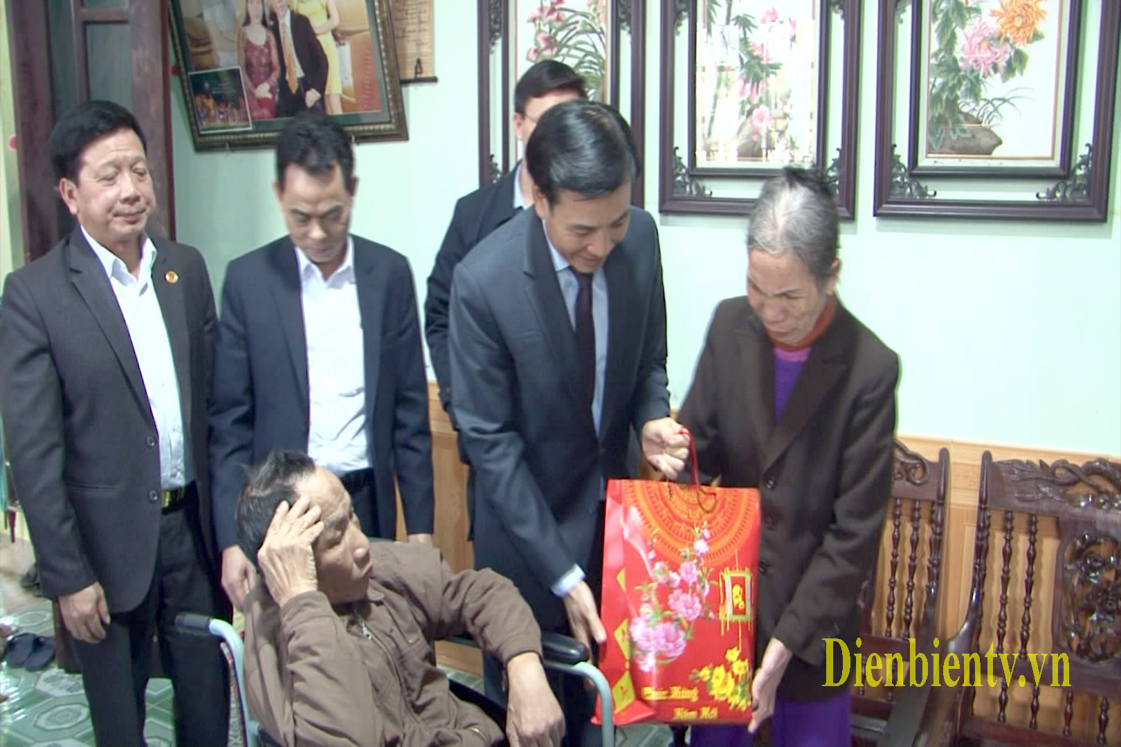 Đồng chí Trần Văn Sơn, Bí thư Tỉnh ủy thăm và chúc Tết các hộ gia đình chính sách trên địa bàn TP Điện Biên Phủ