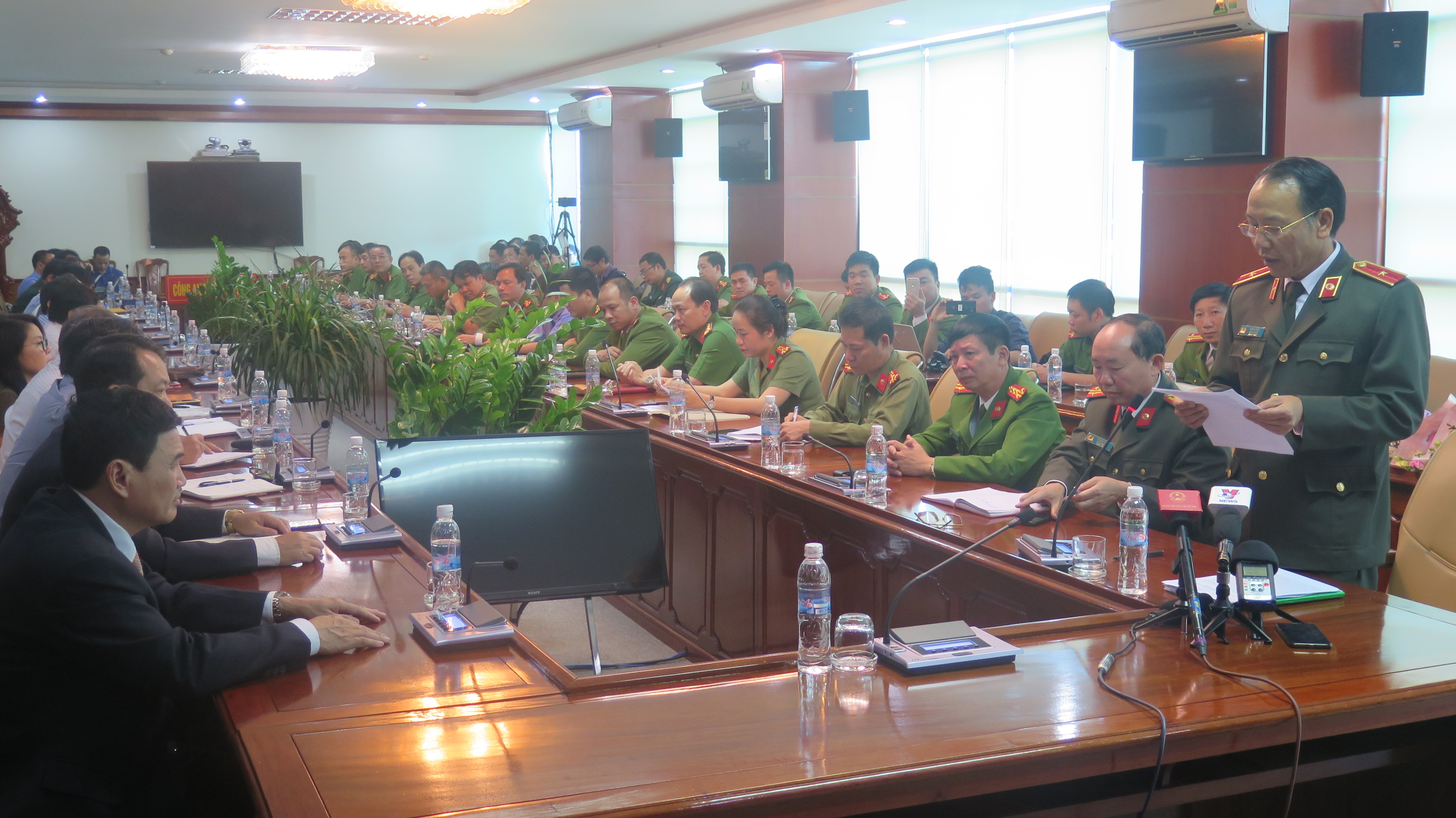 Đồng chí Sùng A Hồng - Giám đốc Công an tỉnh Điện Biên đọc thông cáo báo chí