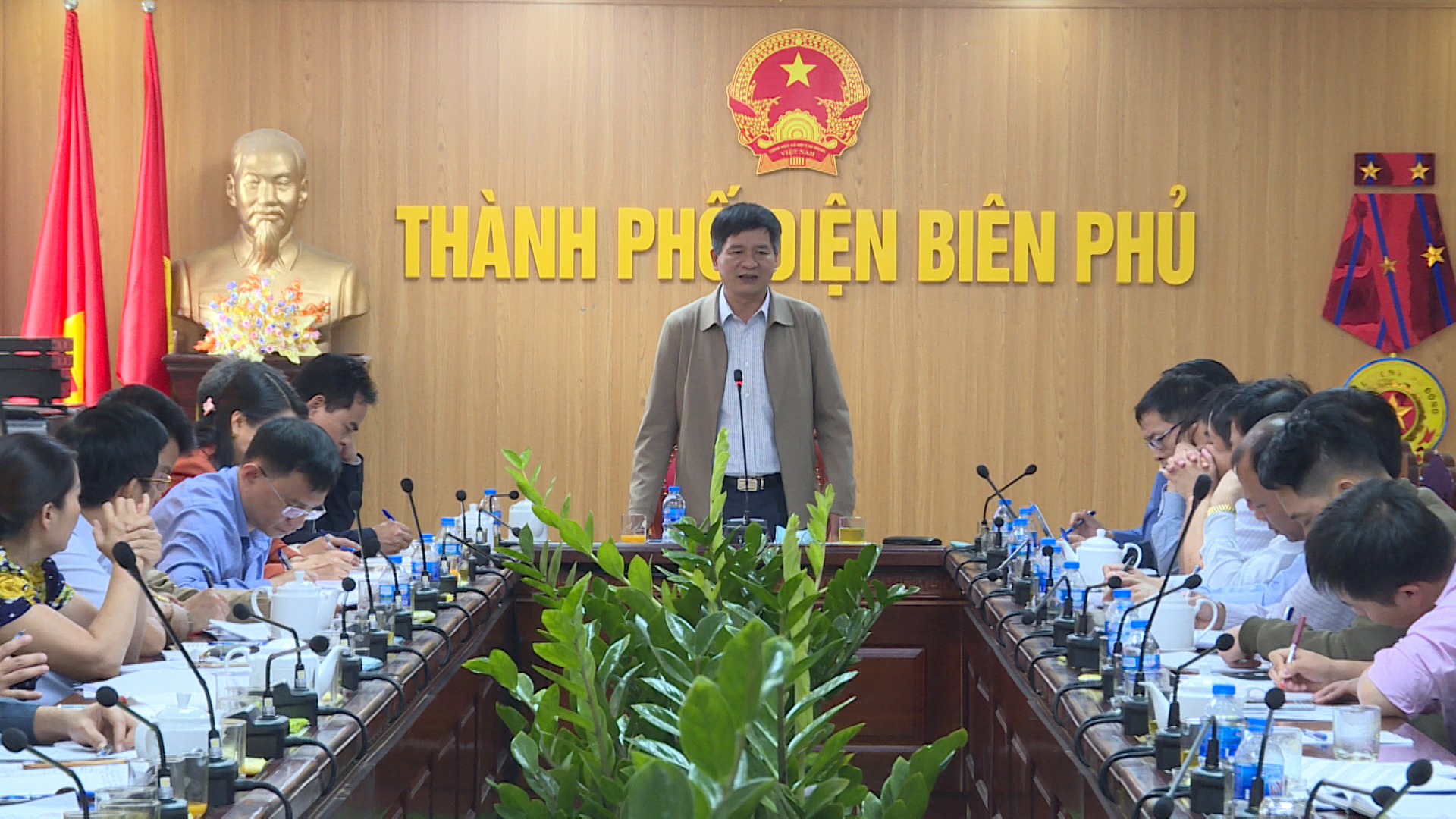 Đồng chí Lê Thành Đô, Phó Chủ tịch Thường trực UBND tỉnh kiểm tra dự án hồ điều hòa thuộc Chương trình đô thị miền núi phía Bắc.