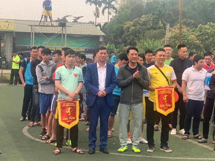 Ban tổ chức trao Cờ lưu niệm cho các CLB tham gia giải đấu