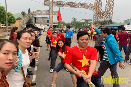Các VĐV tranh tài ở nội dung kéo co nam, nữ phối hợp
