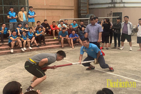 Các VĐV tranh tài ở nội dung đẩy gậy nam