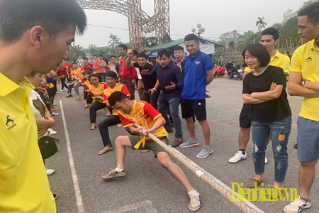 Ban tổ chức trao Cờ lưu niệm cho các đội tham gia giải 