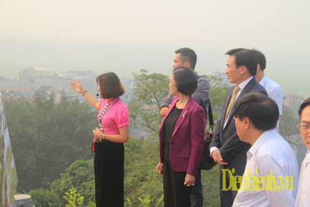 Đồng chí Trương Thị Mai, Ủy viên Bộ Chính trị, Bí thư Trung ương Đảng, Trưởng ban Dân vận Trung ương và đoàn công tác nghe giới thiệu về những chiến thắng vẻ vang của quân đội ta trước quân đội viễn chinh Pháp tại di tích lịch sử đồi A1