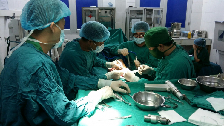 lần đầu tiên Bệnh viện Đa khoa tỉnh Điện Biên thực hiện ca phẫu thuật nối chân đứt rời nhưng đã thực hiện thành công dù trong điều kiện còn nhiều khó khăn.