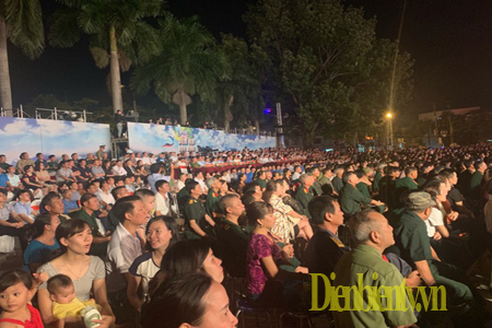 Chương trình thu hút đông đảo du khách và người dân địa phương đến xem
