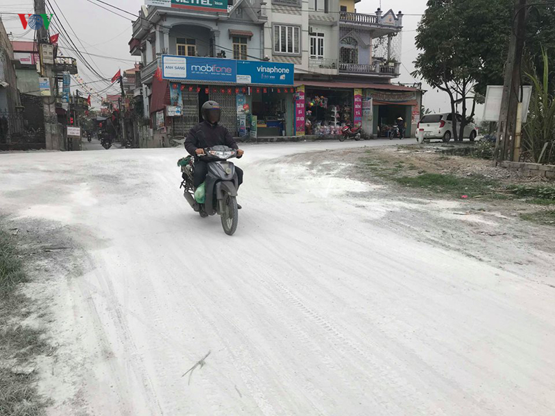 Ở vùng có dịch tả lợn Châu Phi, màu xanh làng quê trù phú không còn, thay vào đó là màu loang lổ vôi trắng trên khắp con đường, tường nhà, trang trại.