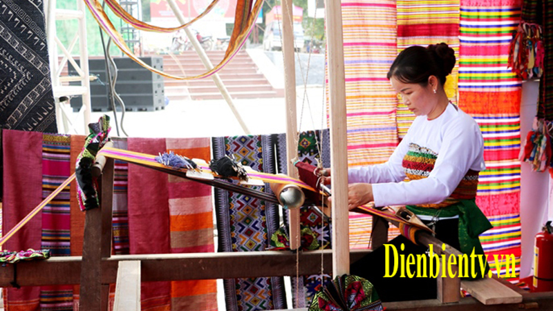 Để dệt được một tấm thổ cẩm đẹp đòi hỏi người dệt phải trải qua nhiều công đoạn vì chỉ dùng tay và chân là chính.