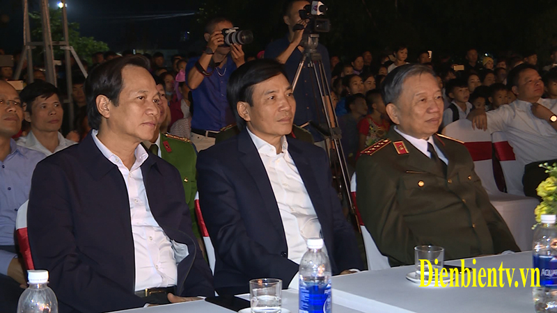 A THU gui lai TIN CHUONG TRINH NGHE THUAT PHUC VU DONG BAO CAC DAN TOC MUONG NHE.mpg_snapshot_00.18.jpg