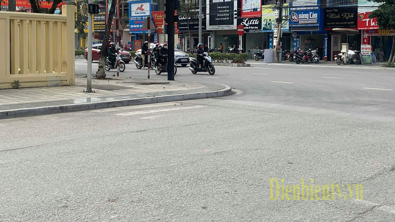 Nhiều điểm đèn tín hiệu giao thông đều không Vạch dừng (vạch sơn trắng) hoặc đã bị mờ.(Trong ảnh: Hệ thống tín hiệu đèn giao thông khu vực đồi A1 (Giáp trường THPT TP. Điện Biên Phủ)).