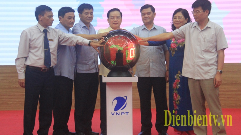 Đại biểu bấm nút khai trương Khai trương cổng dịch vụ công trực tuyến.