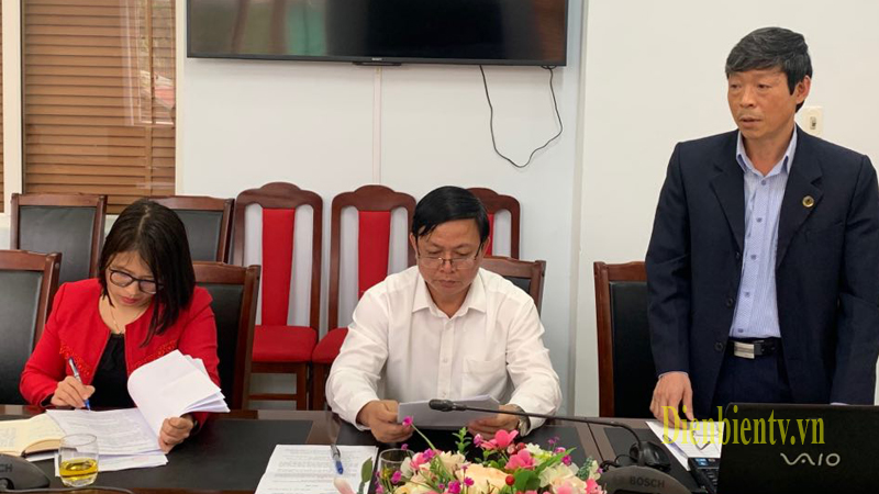 Đồng chí Nhâm Văn Hòa - Phó Giám đốc Đài PT - TH tỉnh, thành viên hội đồng xét tặng giải thưởng văn học nghệ thuật phát biểu ý kiến.