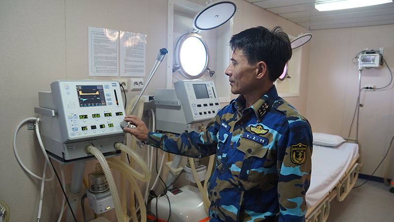 Theo đại úy Trần Văn Ngọc (Y sĩ trên tàu 561), một đặc điểm riêng của tàu 561 là được trang bị buồng giảm áp có thể cấp cứu cùng lúc từ 8 đến 10 người. Buồng giảm áp này chuyên ngành về y học biển, thu dung và điều trị các bệnh nhân bị tai biến do lặn sâu dưới nước.