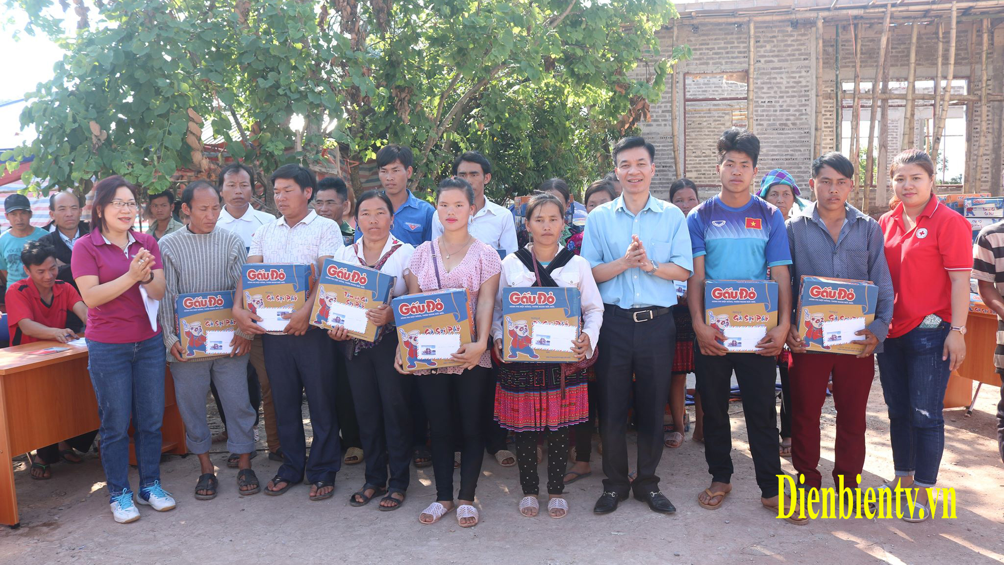 Ông Bùi Văn Luyện, Phó Bí thư Huyện ủy, Chủ tịch UBND huyện; bà Trần Thị Yến, Phó Chủ tịch Hội chữ thập đỏ huyện trao quà cho hộ gia đình bị ảnh hưởng thiên tai tại xã Nà Bủng.