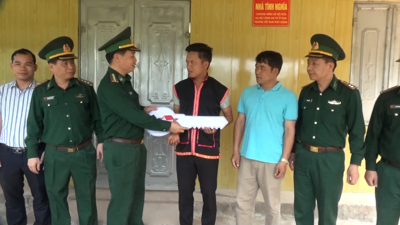 Hộ nghèo có hoàn cảnh đặc biệt khó khăn trên địa bàn xã Chung Chải, huyện Mường Nhé được nhận nhà tình nghĩa..