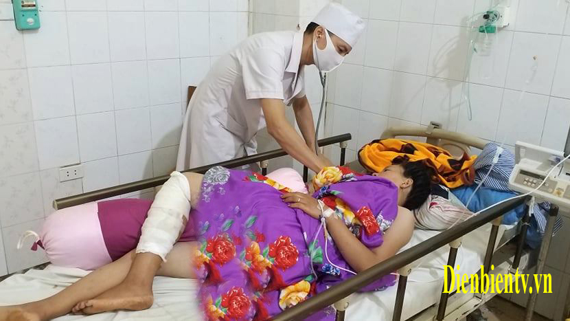  Bác sỹ Trung tâm Y tế huyện Tuần Giáo thăm khám cho chị Quàng Thị Pọm
