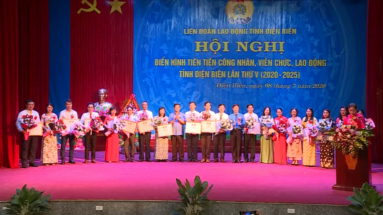 Đồng chí Lò Văn Muôn, Phó Bí thư Thường trực Tỉnh ủy, Chủ tịch HĐND tỉnh trao Bằng khen của LĐLĐ tỉnh cho tập thể, cá nhân có thành tích xuất sắc, tiêu biểu trong phong trào thi đua yêu nước CNVCLĐ, giai đoạn 2015 - 2020.
