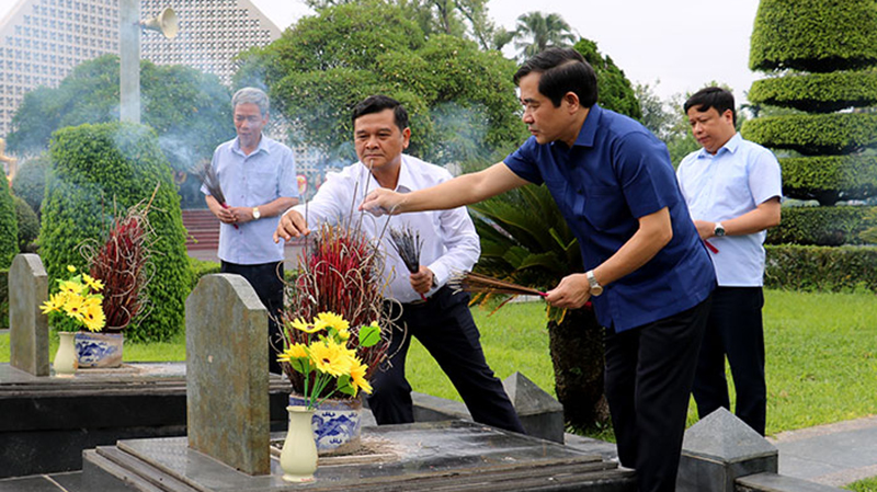 Các đồng chí: Nguyễn Tiến Thành, Phó Bí thư Thường trực Tỉnh ủy Thái Bình; Lò Văn Muôn, Phó Bí thư Thường trực Tỉnh ủy, Chủ tịch HĐND tỉnh Điện Biên thắp hương trên phần mộ liệt sĩ, tại Nghĩa trang A1.