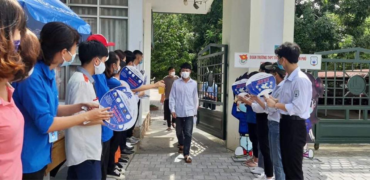 Cổ vũ động viên tinh thần các thí sinh...