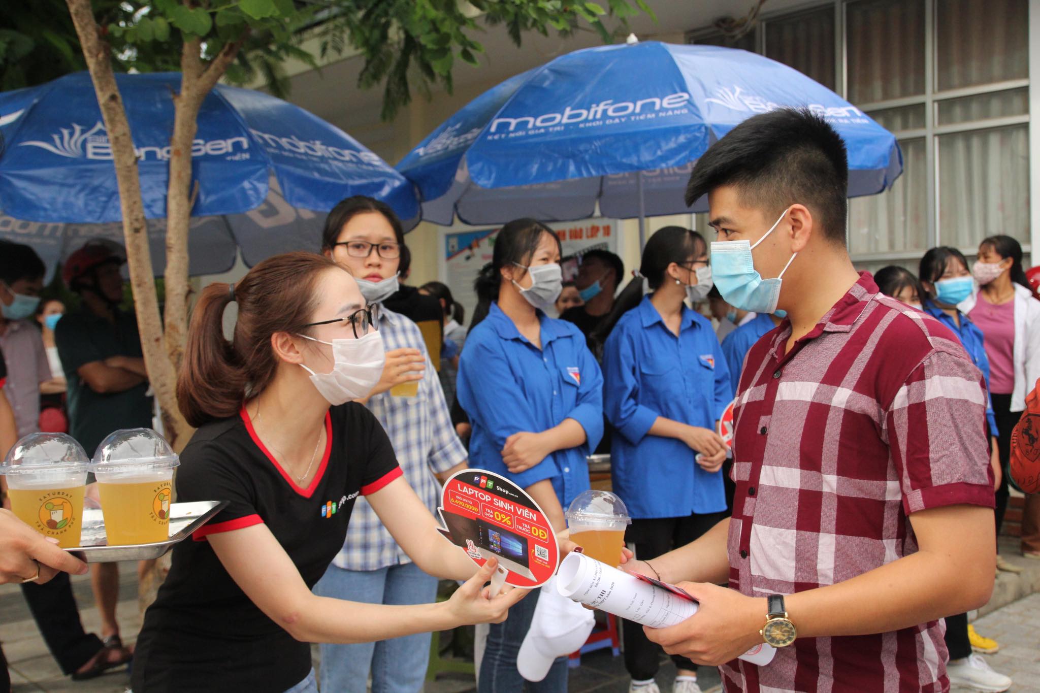 Cổ vũ động viên tinh thần các thí sinh...