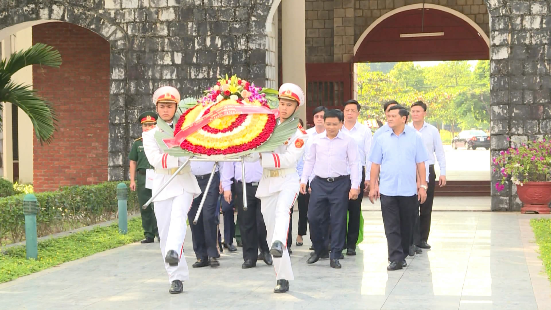 Đồng chí Nguyễn Văn Thắng, Ủy viên dự khuyết Ban Chấp hành Trung ương Đảng, Nguyên Phó Bí thư Tỉnh ủy, Chủ tịch UBND tỉnh Quảng Ninh cùng các đồng chí lãnh đạo tỉnh Điện Biên dâng hương, đặt vòng hoa viếng các anh hùng liệt sỹ tại Nghĩa trang Liệt sỹ A1.