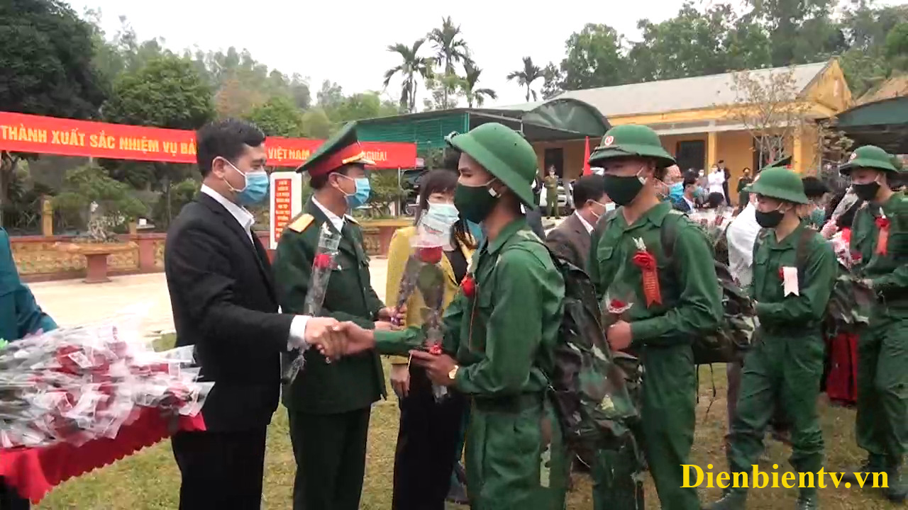 Đồng chí Lò Văn Muôn, Chủ tịch HĐND tỉnhđộng viên các tân binh lên đường nhập ngũ.