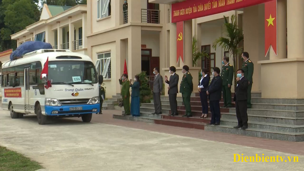 Lãnh đạo huyện Tủa Chùa tiễn các tân binh lên đường nhập ngũ.