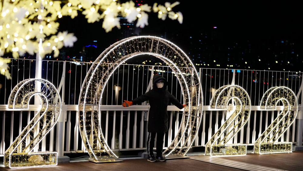 Thủ đô Seoul ở Hàn Quốc bừng sáng chào năm mới. (Ảnh: Sky News)