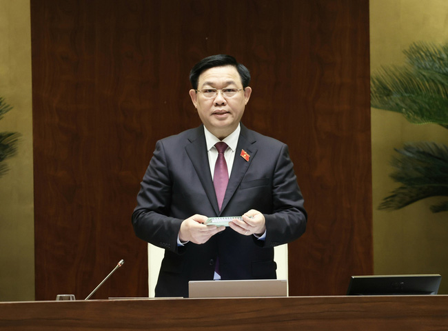 Chủ tịch Quốc hội Vương Đình Huệ phát biểu kết thúc chất vấn nhóm vấn đề về lĩnh vực giao thông vận tải. Ảnh: TTXVN
