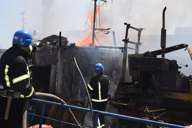Lực lượng cứu hỏa khống chế đám cháy sau vụ tập kích tại cảng Odessa, Ukraine. (Ảnh: Reuters).