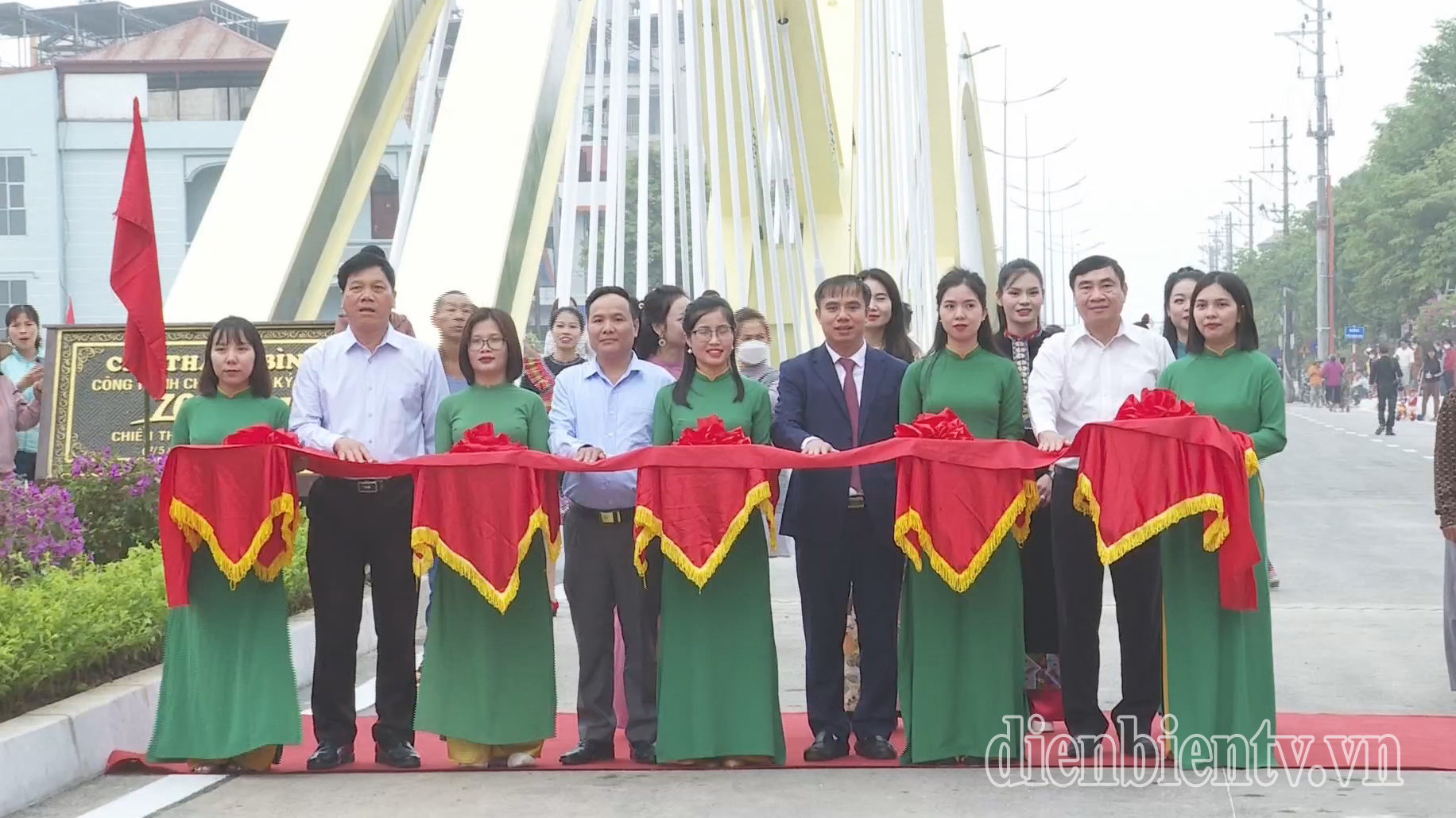 Đồng chí Trần Quốc Cường, Uỷ viên BCH Trung ương Đảng, Bí thư Tỉnh uỷ và các đại biểu thực hiện nghi thức thông xe cầu Thanh Bình.