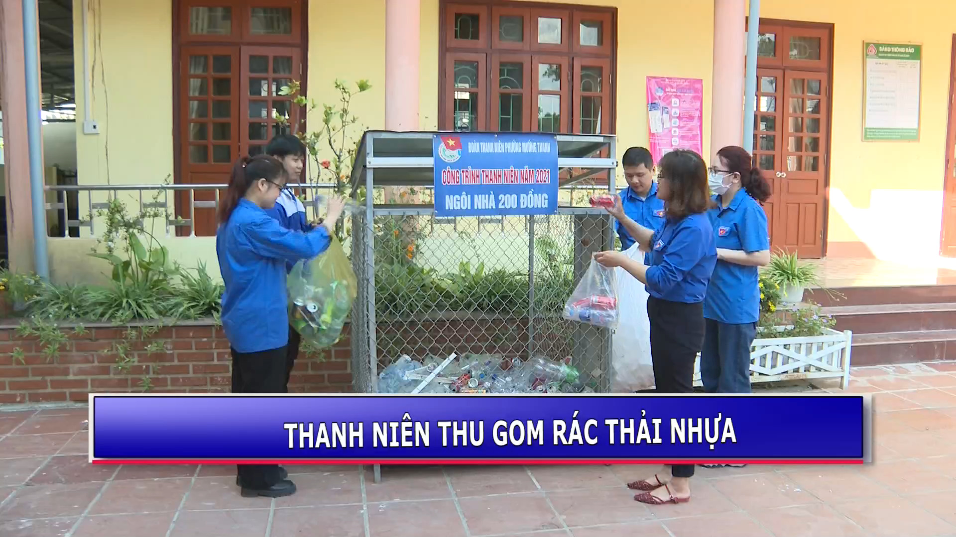 Thanh niên thu gom rác thải nhựa