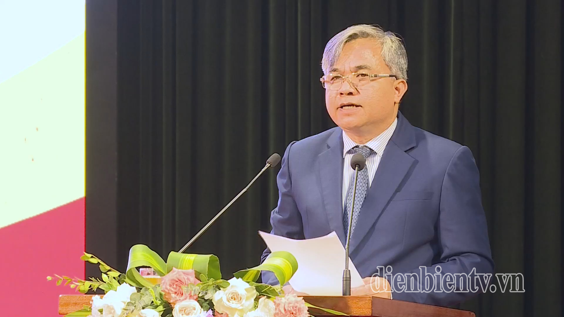Đồng chí Lò Văn Tiến, Phó Chủ tịch UBND tỉnh phát biểu tại lễ trao tặng.