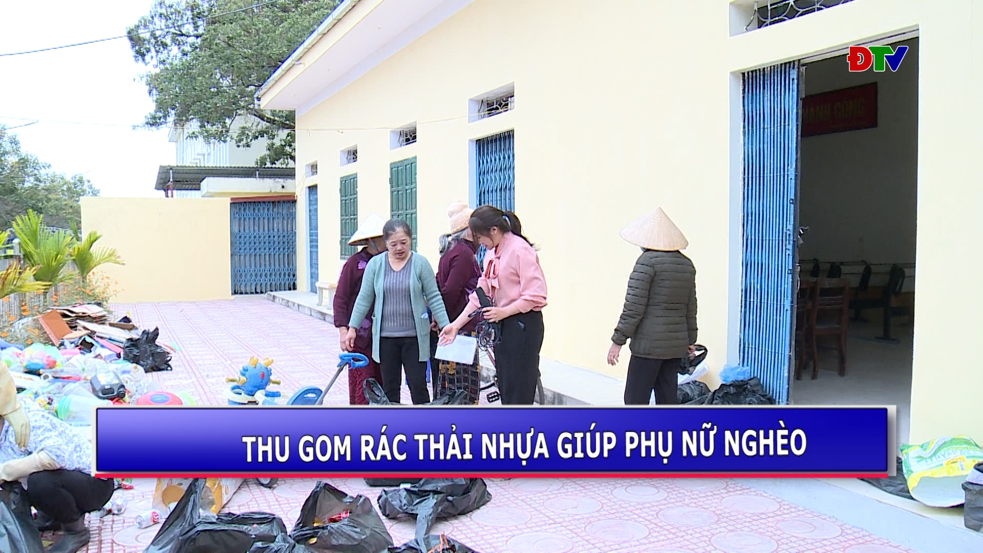 Thu gom rác thải nhựa hỗ trợ phụ nữ nghèo