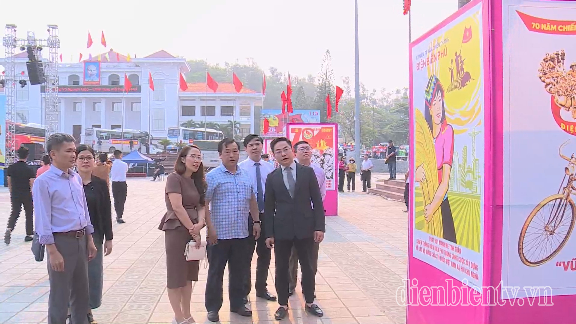 Phó Chủ tịch UBND tỉnh Vừ A Bằng cùng các đại biểu tham quan triển lãm tranh cổ động tấm lớn.