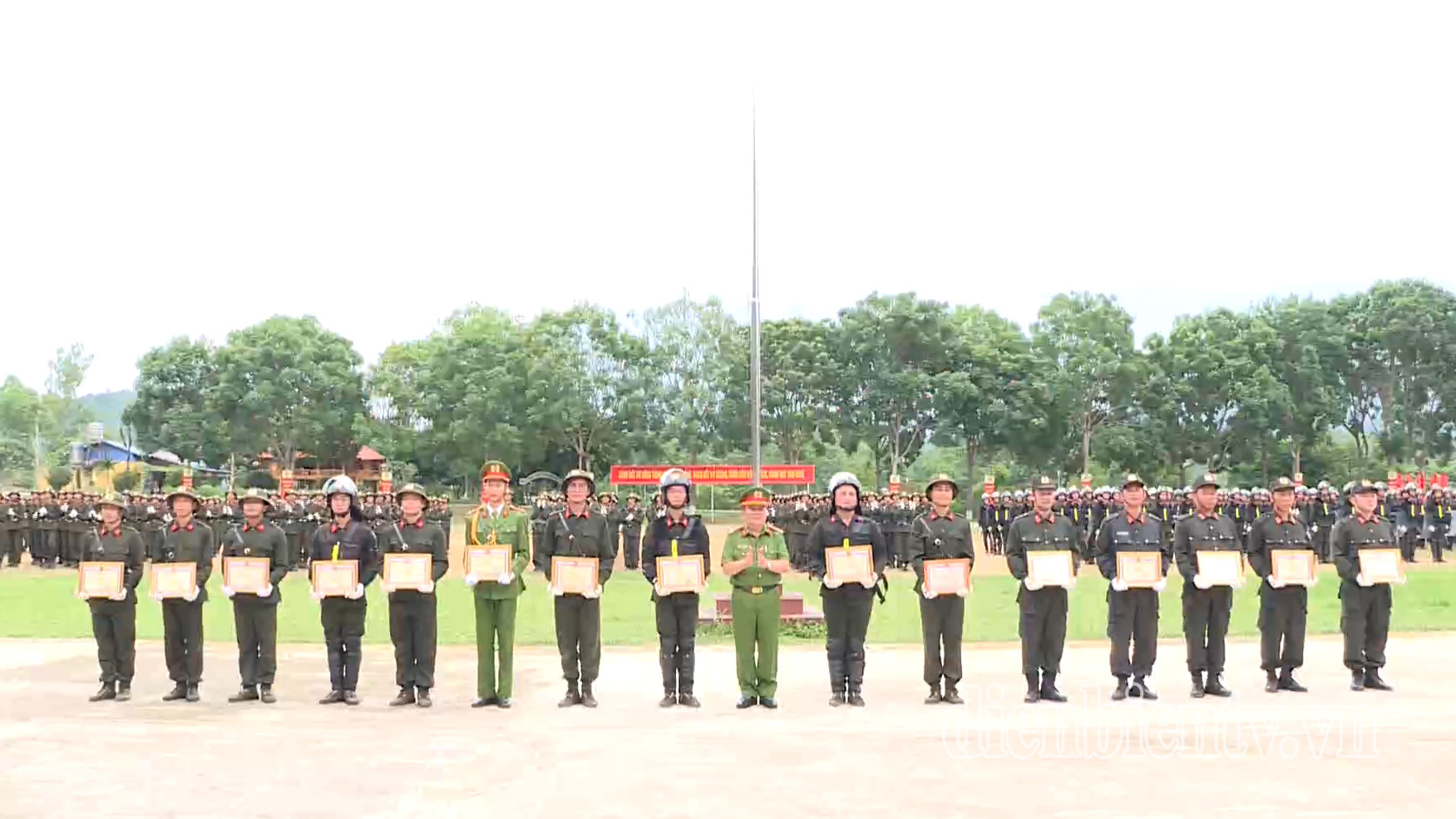 Bộ Tư lệnh Cảnh sát cơ động tặng Giấy khen cho các cá nhân có thành tích trong công tác quản lý, huấn luyện công dân thực hiện nghĩa vụ tham gia Công an nhân dân năm 2024.
