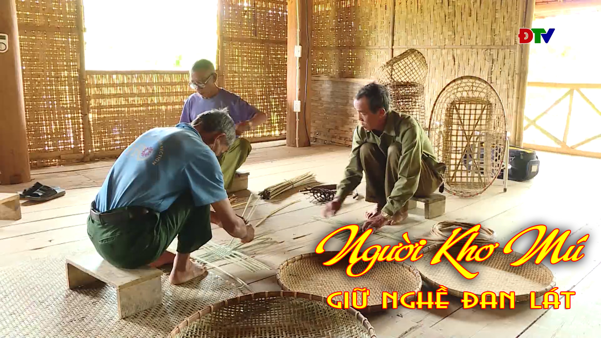 Người Khơ Mú giữ nghề đan lát