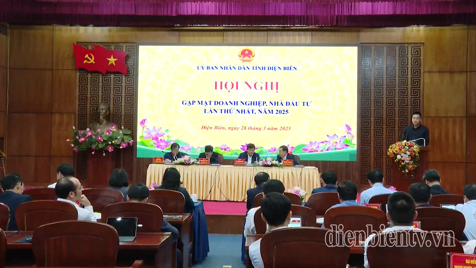 Đại diện Công ty TNHH Giáo dục và Thương mại Dịch vụ Hoa Ba tham gia ý kiến tại hội nghị.