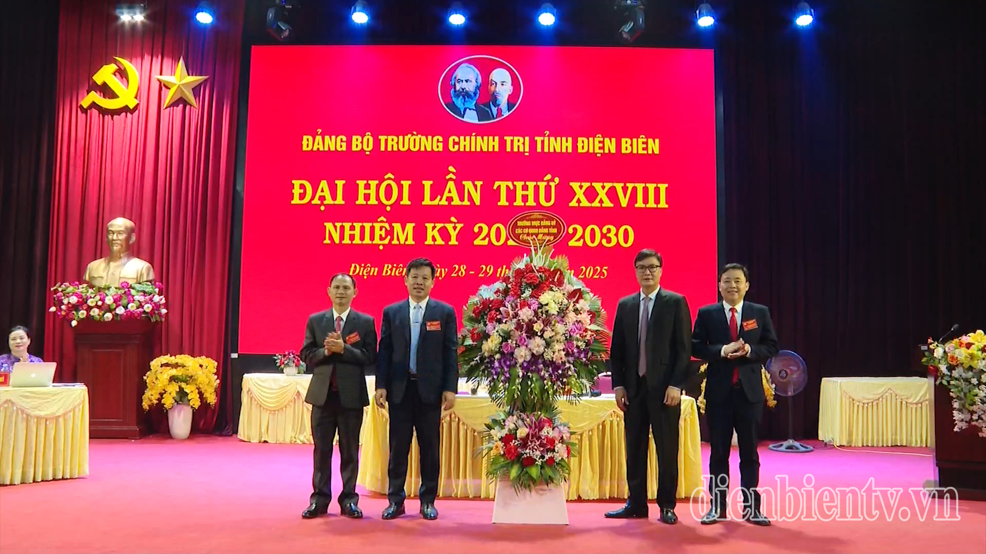Phó Bí thư chuyên trách Đảng ủy các cơ quan Đảng tỉnh Trần Cao Cường tặng hoa chúc mừng Đại hội.