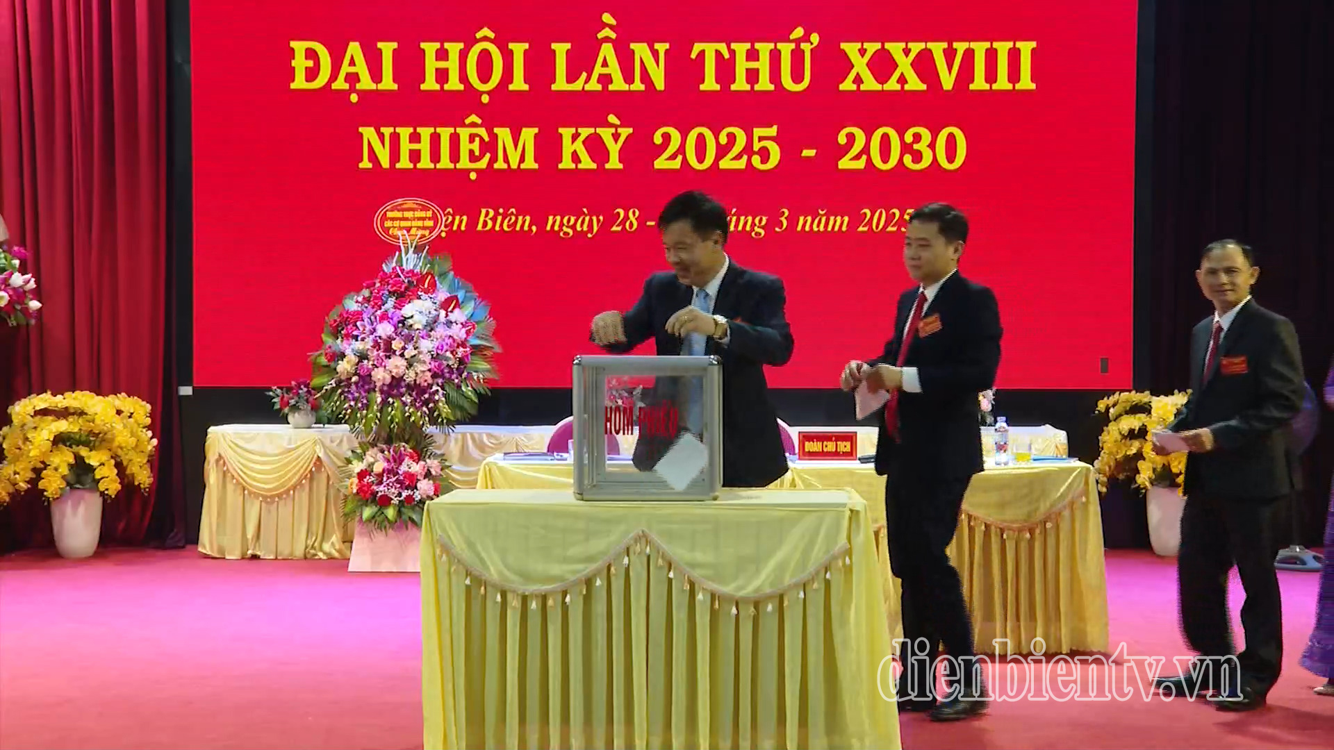 Đại biểu bỏ phiếu bầu Ban Chấp hành Đảng bộ Trường Chính trị tỉnh nhiệm kỳ 2025 - 2030.