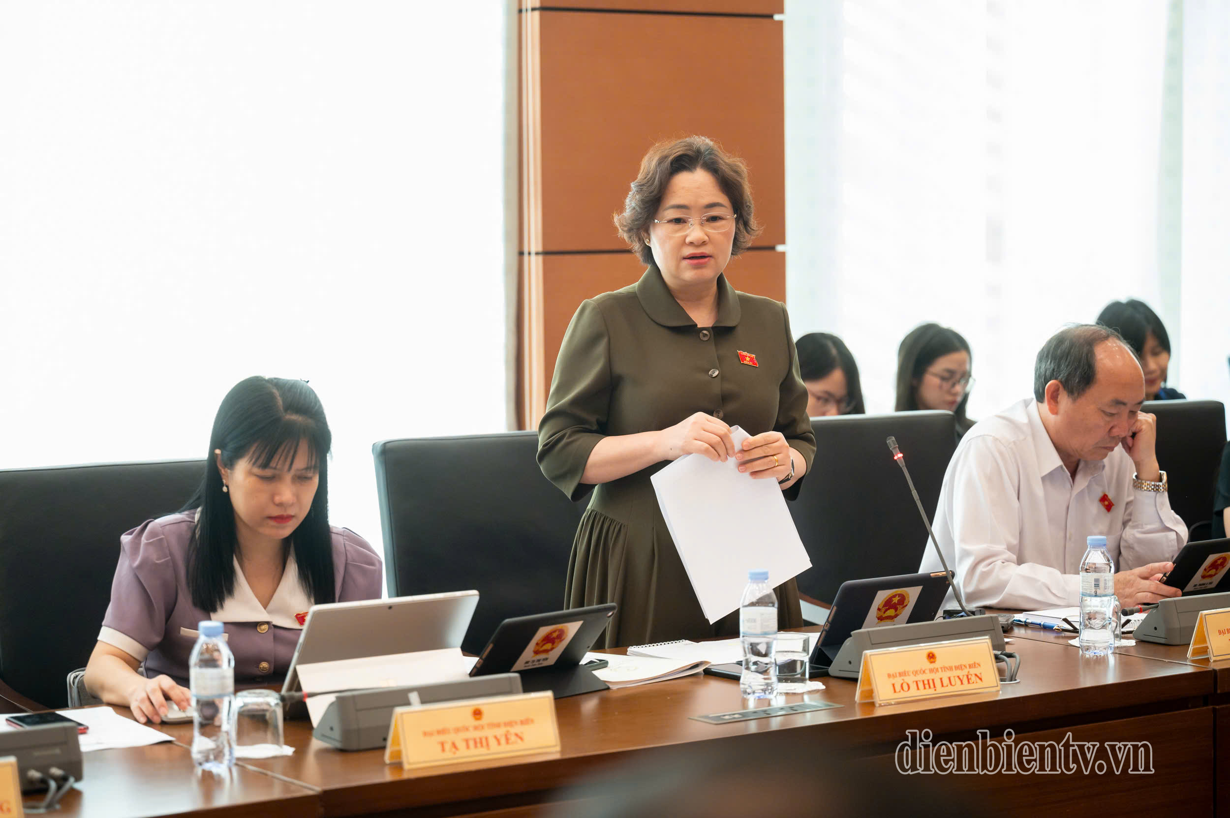 Đại biểu Lò Thị Luyến, Phó Trưởng đoàn phụ trách Đoàn ĐBQH tỉnh phát biểu ý kiến tại phiên thảo luận.