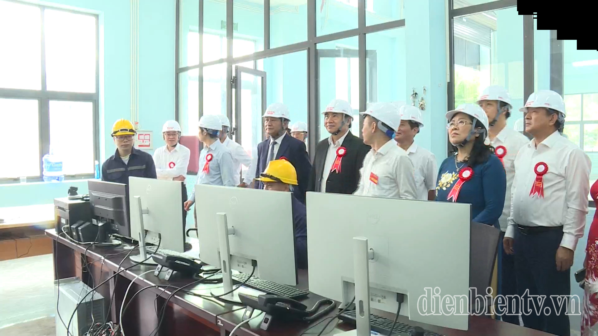Đại biểu tham quan hệ thống máy móc, khu vực kỹ thuật trong Nhà máy Thủy điện Mường Mươn.