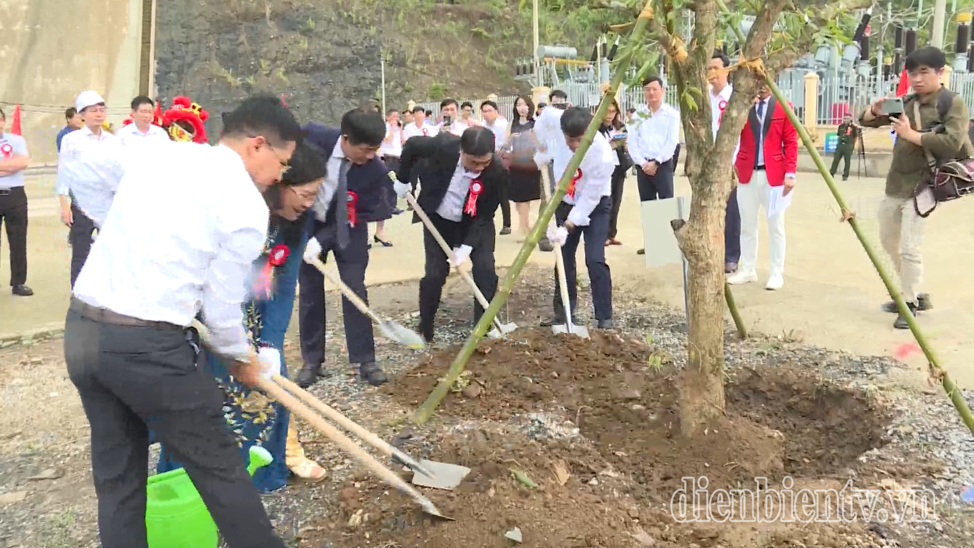 Các đồng chí lãnh đạo tỉnh trồng cây lưu niệm trong khuôn viên nhà máy.